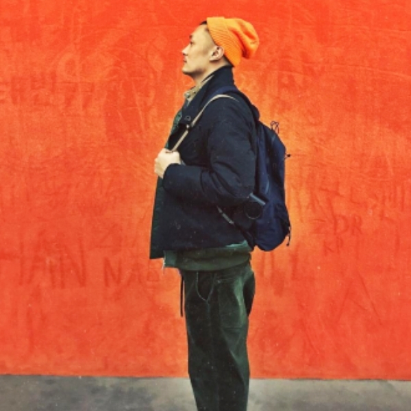 【跟著 J 樣穿】軍工裝仔必備！關於「軍綠長褲」的 3 種穿搭配色推薦，這樣搭讓你帥度直逼余文樂！