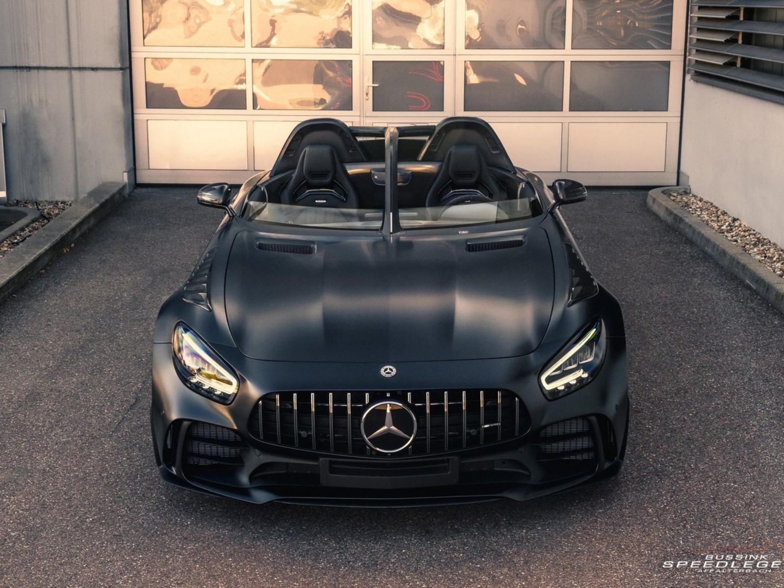 德國設計師打造 850 匹馬力 Mercedes-AMG GT R Roadster 改裝車型